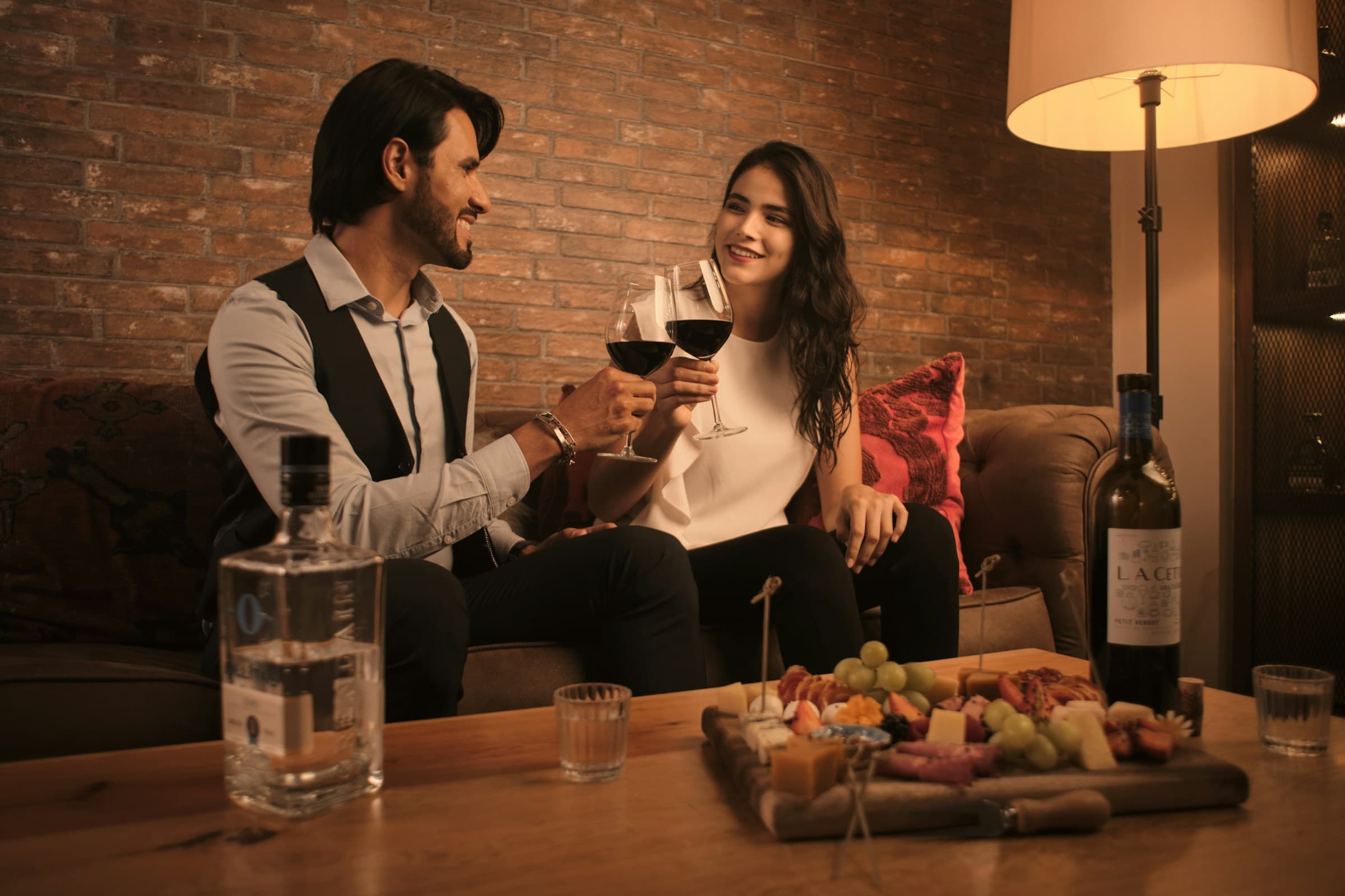 Deux personnes trinquant, ambiance chaleureuse