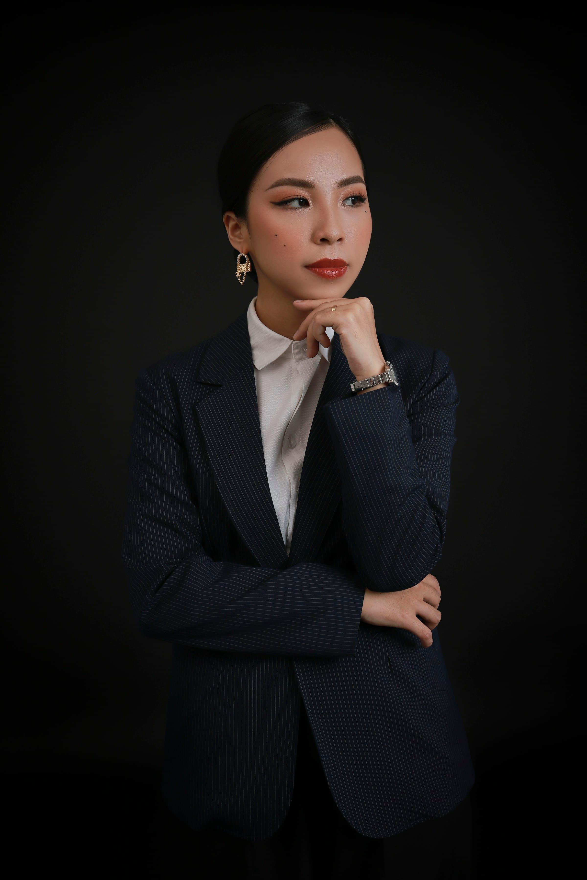 Dirigeante en costume, portrait éditorial